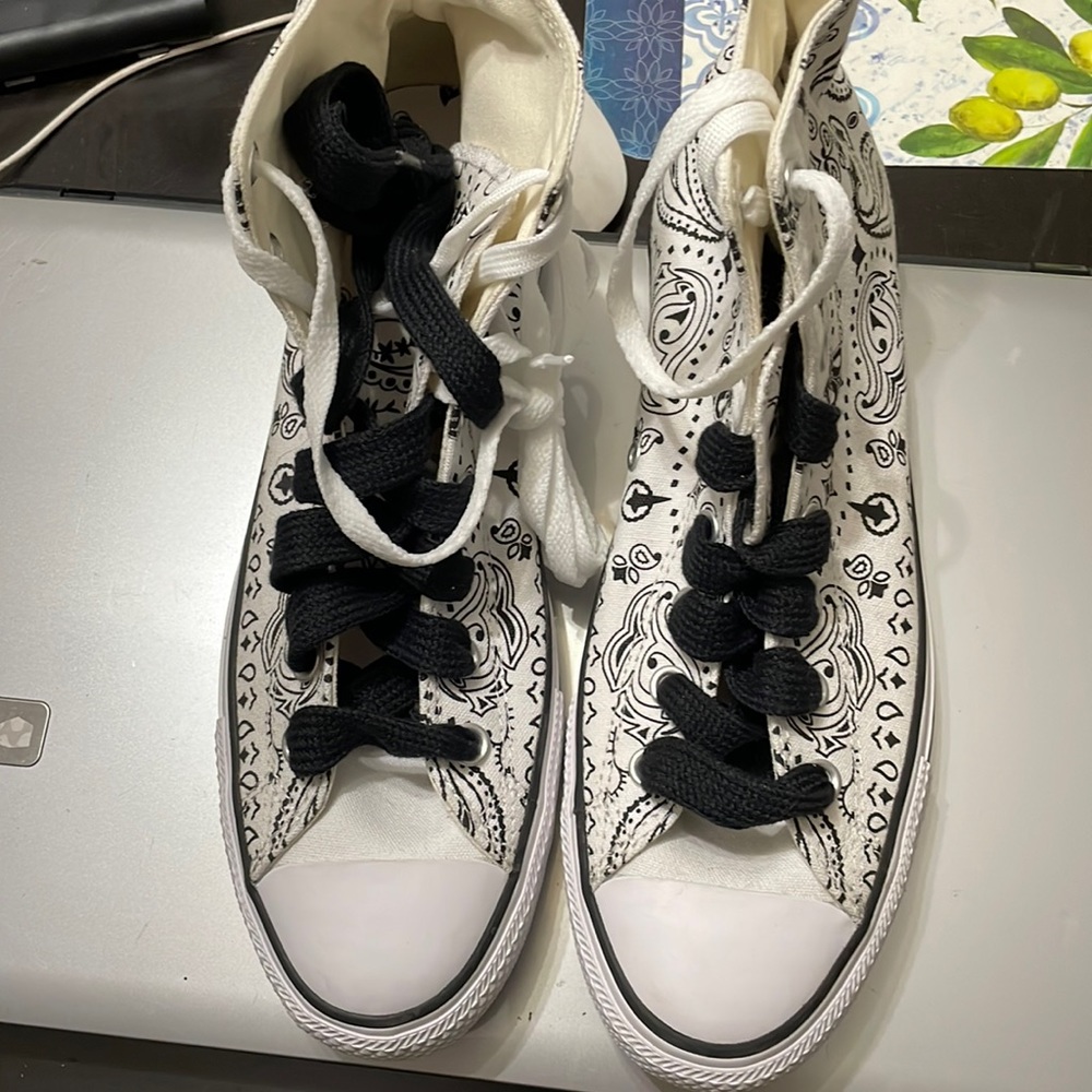 Converse new paisley design men size 9 women size 11 no box